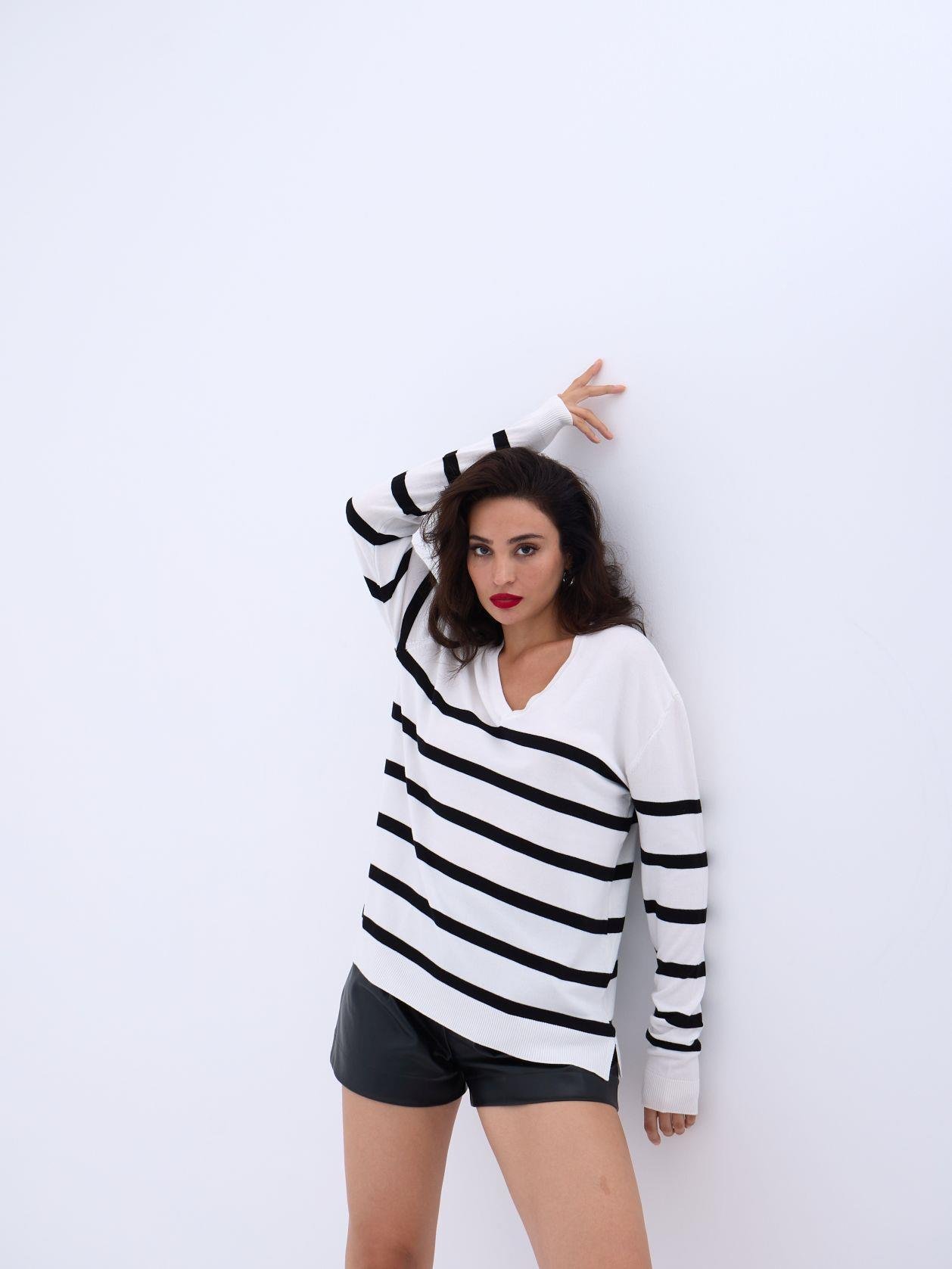 Knitwear V Neck Striped Basic Casual -& Black – Brand: Fame – Women & Kids, Baby Clothes Wholesale – TheBS Women